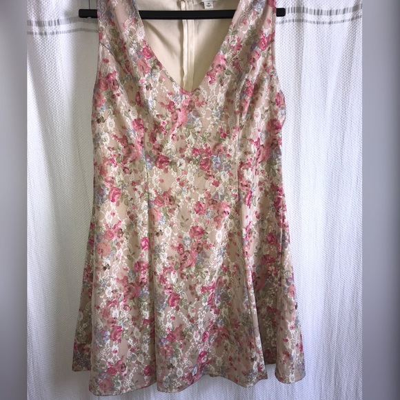 Francesca’s floral lace dress. - Picture 6 of 8